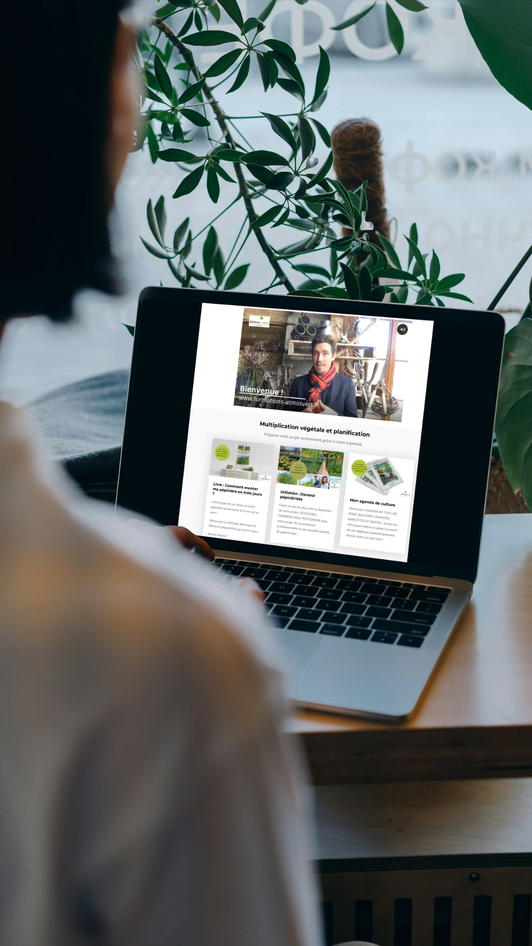 Centre de formation Atmosvert Mockup de notre site de formations en permaculture